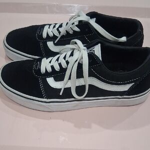 Vans Classic Men Black and White Sneakers